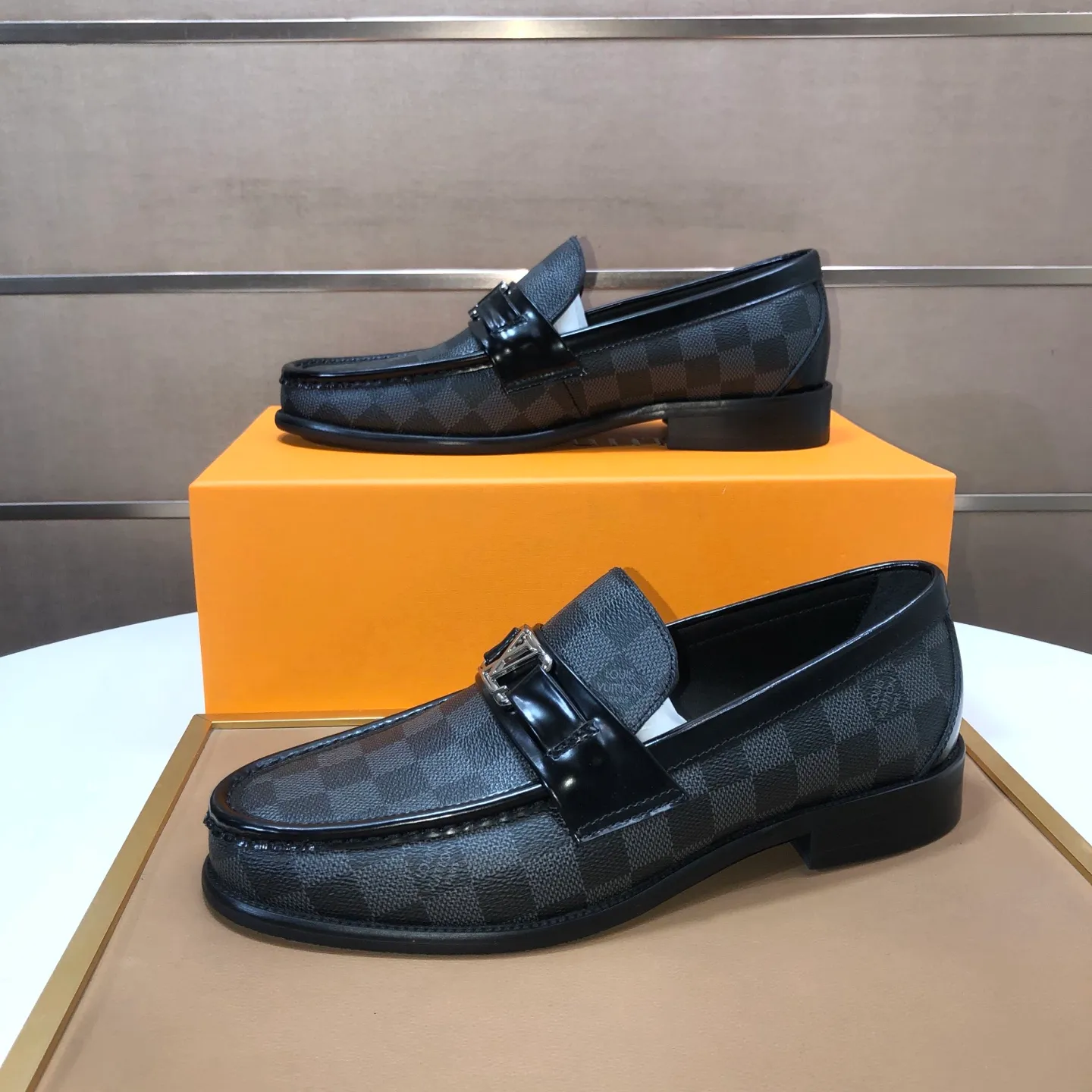 Men's men's shoes💰540💰[LV] (original single cowhide lining)🍀LV's latest genuine leather business suit shoes are available on the official website at the same time. The first-layer cowhide imported from Italy is made of heavy gold, and the official website has a 1:1 rubber outsole. Versatile to wear, high-end without losing class, and the color combination is extraordinary. This four-season style is alluring when worn on your feet, showing off your big-name flair. Standard code 38-45 (45 customized)